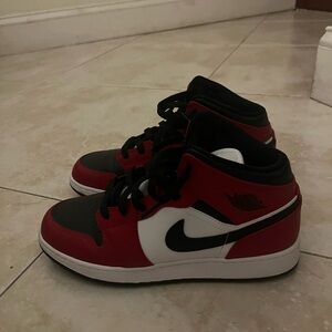 Jordan Mid’s Boys youth size 6 red/black/white